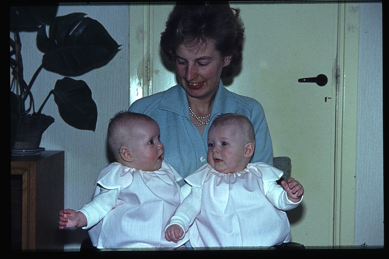 12.Delft feb 1964 Mama,Brigitte,Marion.JPG